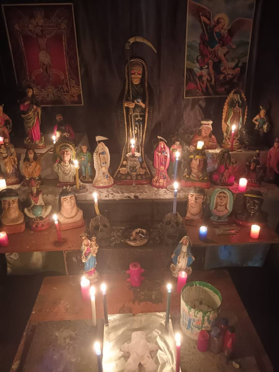 Altar espiritual del Maestro José Sánchez con veladoras encendidas