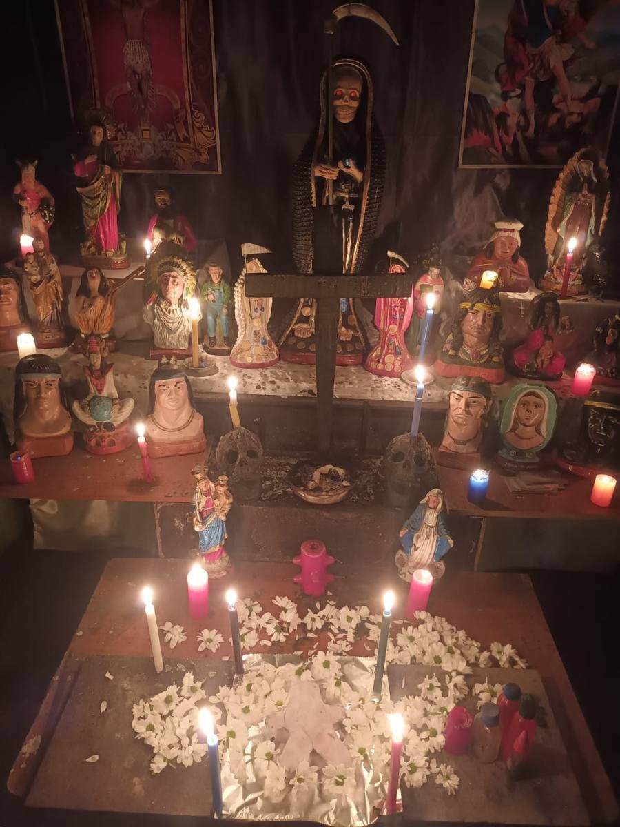 Altar espiritual del Maestro José Sánchez preparado para rituales