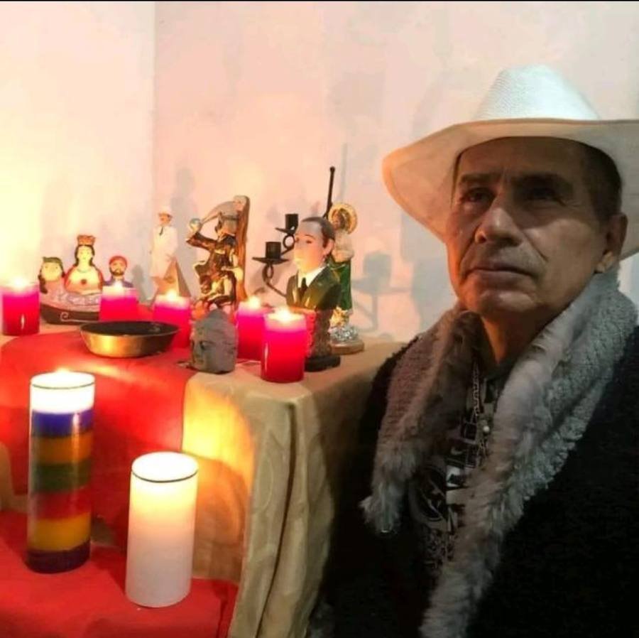 Maestro José Sánchez realizando una consulta de tarot